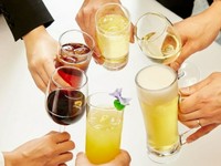 ビール、ウイスキー、梅酒、ワインなど各種ご用意しております。

60分制　1,210円（税込）
90分制　1,870円（税込）
単品のご用意もございます。

※ソフトドリンク飲み放題はお料理代に含まれております。
