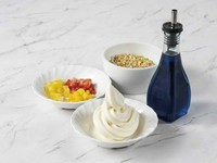濃厚ミルキーなロイヤルバニラソフトクリームも食べ放題。
　
東京伊豆大島産の塩を使った当店オリジナル
ブルーソルトシロップと一緒にお召し上がりください。