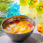 13:00よりタイムサービスでCCレモンのしゅわしゅわフルーツカクテルを提供いたします。CCレモンコラボのプールがある当館ならではの特別メニューをどうぞお召し上がりください。※終了日時未定