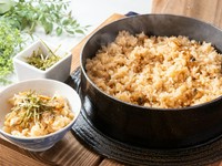 当ホテルがある江東区のご当地メニューと言えば深川めし
深川の漁師たちが仕事の合間に食べる賄い飯であった「ぶっかけめし」が
現在の深川めしのルーツとされています。
醤油ベースの味わいが食欲を掻き立てます。