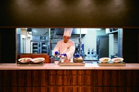 季節野菜の天ぷらや茹でたてパスタなど
熟練したホテルシェフが、お客様の見えるライブキッチン内にて調理いたします。

※10:30～一部の朝食メニューをランチメニューに変更致します。