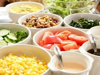 種類豊富なサラダバーもございます。
東京深川創業300年ちくま味噌の江戸甘味噌使用の自家製ドレッシングもご用意しておりますのでぜひご賞味ください。