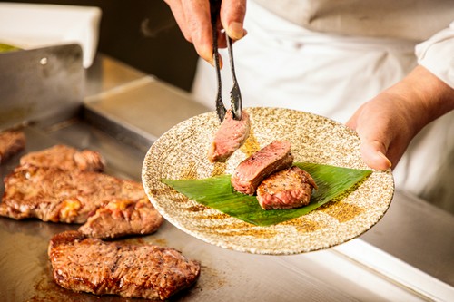 シェフが鉄板で焼き上げる牛ステーキはライブキッチン名物