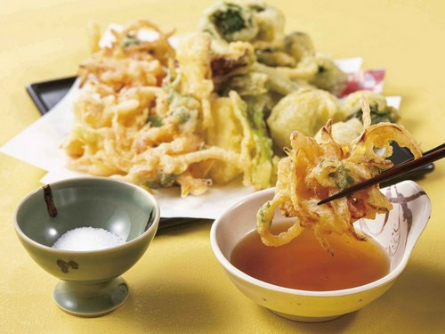 桜海老のかき揚げと山菜の天ぷら