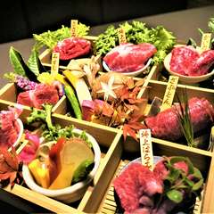 華やかな集いで、贅沢な料理を味わう
