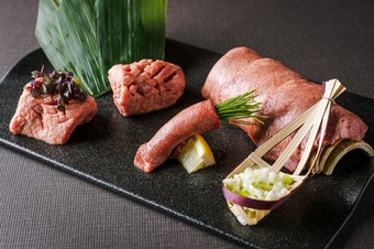 極上な味わいを一度に楽しみ、特別な部位を贅沢に堪能する『タン食べくらべ』