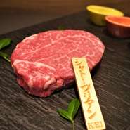 信州プレミアムリンゴ和牛の旨みが凝縮されたこの希少部位は、柔らかさと芳醇な味わいが特徴的です。口に入れる瞬間肉汁があふれ出し、上品な甘みと味わい、さらに深いコクが広がります。