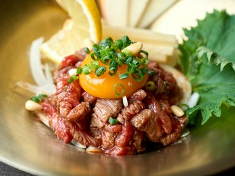 とろける和牛の旨みが口いっぱいに広がる『炙り和牛トロユッケ』