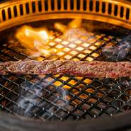 いつでも最適な状態でお肉を提供するため、重厚な強化ステンレスの網を使用。網をこまめに交換することで、常に極上の状態で焼き上がったお肉のおいしさを堪能することができます。