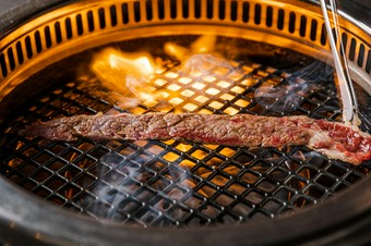 卓越した網で焼き上げる、絶品焼肉の豊かな風味