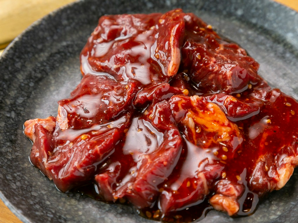 吟味した牛肉を塊のまま仕入れ、一つ一つ丁寧な仕事を施す