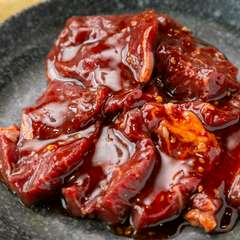 吟味した牛肉を塊のまま仕入れ、一つ一つ丁寧な仕事を施す