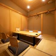 別棟にある離れの個室は、商談や接待など大切なゲストとの会食に最適です。『別墅会席』の予約者限定で、ほかの人とは異なる入り口より入室できる特別な時間を体感できます。