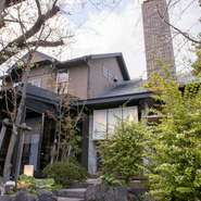 四季折々の木々が美しく、気分をリフレッシュしてくれる緑が印象的です。足を運ぶたび異なる景色に思わず心が和みます。夜にはライトアップされた庭園を眺めつつ、ゆったりと食事を満喫。