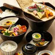 彩り豊かな旬の素材を美しく重箱へ盛付けた華やかな逸品です。
壱の段：季節のお料理あれこれ
弐の段：煮物　焼き物　揚げ物
参の段：季節の甘味とフルーツ
食　事：炊き立て羽釜飯　味噌汁