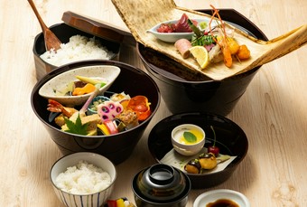 四季折々のおいしさを詰め込んだ『草薙　三十彩り重箱膳』（※2日前までの予約限定）