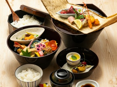 四季折々のおいしさを詰め込んだ『草薙　三十彩り重箱膳』（※2日前までの予約限定）