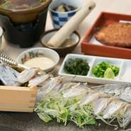 日本武尊が、野に放たれた火を薙ぎ払い、難を逃れたと伝わる「草薙の剣」。
「太刀魚」を伝説の草薙の剣に見立てて、火を薙ぎ払った剣と火で炙ります。
胡麻をすり鉢で擦って、薬味と丼にしてお召し上がりください。