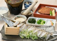 日本武尊が、野に放たれた火を薙ぎ払い、難を逃れたと伝わる「草薙の剣」。
「太刀魚」を伝説の草薙の剣に見立てて、火を薙ぎ払った剣と火で炙ります。
胡麻をすり鉢で擦って、薬味と丼にしてお召し上がりください。