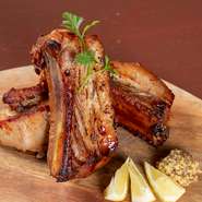 骨付きのまま熟成させることで、肉の旨みが高まり、濃厚な味わいが生まれます。肉厚でボリュームも満点。炙り焼きにすることで余分な脂分が落ち、ヘルシーに仕上がっています。