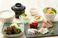 草薙橋本おぼろ豆腐　サラダ　自家製漬物　味噌汁　炊き立て羽釜飯　甘味