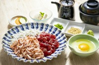 草薙橋本おぼろ豆腐　サラダ　自家製漬物　味噌汁　炊き立て羽釜飯　甘味