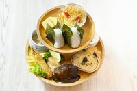 おにぎり・玉子焼き・サクサクサラダ・特製茶碗蒸し・蟹グラタン・ハンバーグ・エビフライ　タルタルソース・鶏唐揚げ・フライドポテト・ミニデザート・オレンジジュース