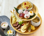 手毬寿司・サクサクサラダ・天麩羅（エビ・魚）・特製茶碗蒸し・駿河湾の焼魚・玉子焼き・リブステーキ・伊勢海老のグラタン・季節のデザート・オレンジジュース
※前日までに要予約