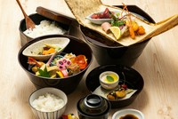壱の段：季節のお料理あれこれ
弐の段：煮物　焼き物　揚げ物
参の段：季節の甘味とフルーツ
食　事：炊き立て羽釜飯　味噌汁