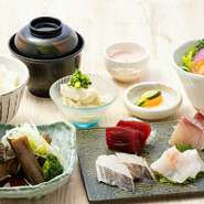 草薙橋本おぼろ豆腐　サラダ　自家製漬物　味噌汁　炊き立て羽釜飯　甘味