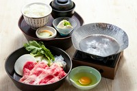 3種類の牛肉をご用意しました。お好みに合わせてお選び下さい。
◆霜降り国産牛（100g）3,980円
◆国産牛（100g）2,980円
◆特選牛（100g） 1,980円

草薙橋本おぼろ豆腐　自家製漬物　味噌汁　炊き立て羽釜飯　甘味