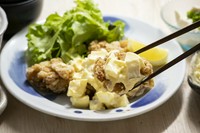 草薙橋本おぼろ豆腐　サラダ　自家製漬物　味噌汁　炊き立て羽釜飯　甘味
