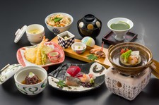 風土が育んだ素材の旨み、旬の食材ならではの味を引き出し、匠の技で彩り豊かに。集うお客様をおもてなし。