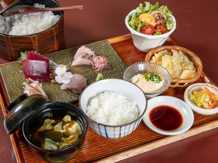 海が近い立地を活かした旬魚と県内で栽培される お米「絹娘」