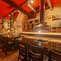 ジンギスカン鍋を囲み、笑顔があふれる、賑やかな肉会に