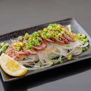 新鮮なラム肉を軽く炙り、絶妙な焼き加減で仕上げています。薄くスライスされた肉は、旨みにあふれ、しっとりとした食感。ポン酢をかけてさっぱりといただく、前菜やお酒のお供にもぴったりな一皿です。