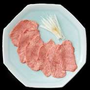 まずは食べたい大人気の一品。歯ごたえのある肉質と旨みある脂が人気の理由です。