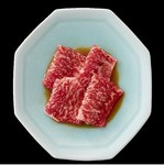 赤身の中でも柔らかさが特徴な部位です。牛肉本来の旨味を愉しむことができる人気の逸品をお召し上がり下さい。