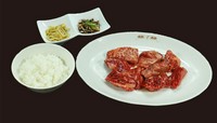 （100ｇ）1700円
（150ｇ）2350円
（200ｇ）3000円
ごはんをピビンパ(+200円）、石焼ピビンパ（∔300円）、冷麺（∔300円）に変更もできます。
プラス450円で各種スープもご追加できます。