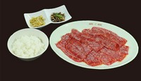 （100ｇ）1800円
（150ｇ）2500円
（200ｇ）3200円
ごはんをピビンパ(+200円）、石焼ピビンパ（∔300円）、冷麺（∔300円）に変更もできます。
プラス450円で各種スープもご追加できます。