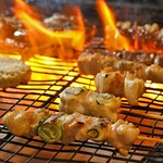 焼き鳥の食べ方はお好みですが、全て塩焼きで食べるのが通という訳ではありません。とりいしのタレは鶏に絶対に合います。経験からタレ焼き・塩焼きを各部位で決めています。各部位の1本目はぜひおまかせください。
