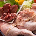 昭和53年創業、かしわ屋から始まった『とりいし』。各地の契約養鶏場から鮮度の良い丸鶏を仕入れ、お店で割って串打ちすることで、美味しさはもちろん安く提供。大衆の楽しみ『焼鳥』を大切に守っています。