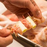 新鮮鶏の美味しい焼き鳥を、大衆価格でご提供する為、本店2階の作業場にて毎日手作業で串打ちをしています。確かな厳選された鶏を自分たちの手で串打ちしているからこそ、自信を持っておすすめできます。