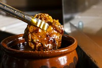 創業以来注ぎ足し守り続けた独特のまろやかさがあるタレの味。実は丸鶏を仕入れお店で割る際に出る鶏ガラに下処理を加え、タレと一緒に煮込んでいます。かしわ屋のルートがある『とりいし』だからこその味わいです。