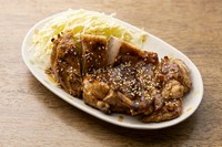 天満天神の食べ歩きバルイベント『一食即発PREMIUM2014』で金賞獲得！そのイベントでこの“もも焼”を提供！鷄もも肉を1枚豪快に焼き、とりいし自慢のタレを絡ませジューシーに。生ビールにピッタリです！