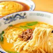 昼も夜も、お一人様が多く訪れています。ラーメン一杯をサクッと気軽に食べられることはもちろん、セットや一品料理があれこれ選べるのもお一人様にとってうれしいポイント。