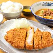 肉厚の豚肉を、カラッと揚げています。外はサクサク、中はしっとり。お腹が空いたランチタイムにはピッタリです。午後に向けてのパワーを、揚げたてのカツでしっかりとチャージしましょう！