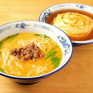 画像は一例、『坦々麺』と『天津飯』のセットです。自家製餡をたっぷりかけたフワフワ卵の『天津飯』は、創業20年変わらぬ味。ゴマ風味で上品な味わいの『担々麺』もオススメです。

※夜間も＋100円でできます。