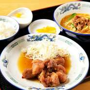 ぶつ切りにした豚バラ肉を、大ぶりにカットした後に一度ギュッと丸めてから、揚げています。味は、とろみがついた優しい味わいの甘酢餡。創業から変わらない甘酢餡を絡めながらいただきます。