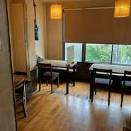 日が差し込む窓側のテーブル席は、開放感あふれる心地よい空間です